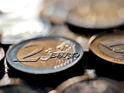 Σε χαμηλό διετίας η ισοτιμία του ευρώ έναντι του δολαρίου